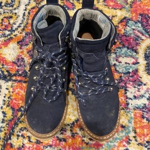 Tom's outdoorsy boots- suede